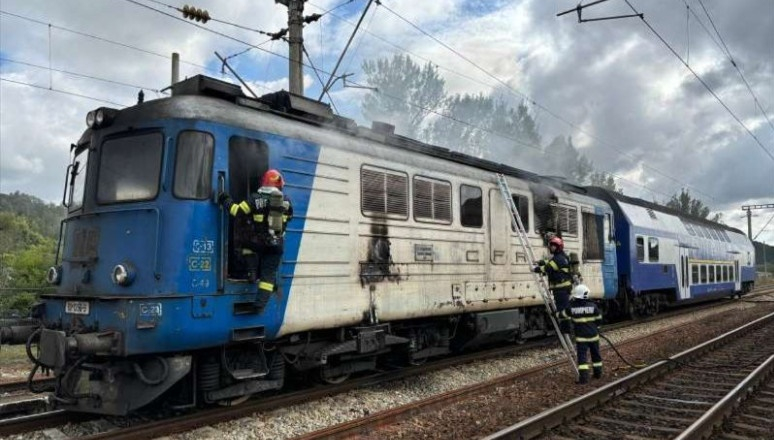 O locomotivă a luat foc în gara din Sinaia