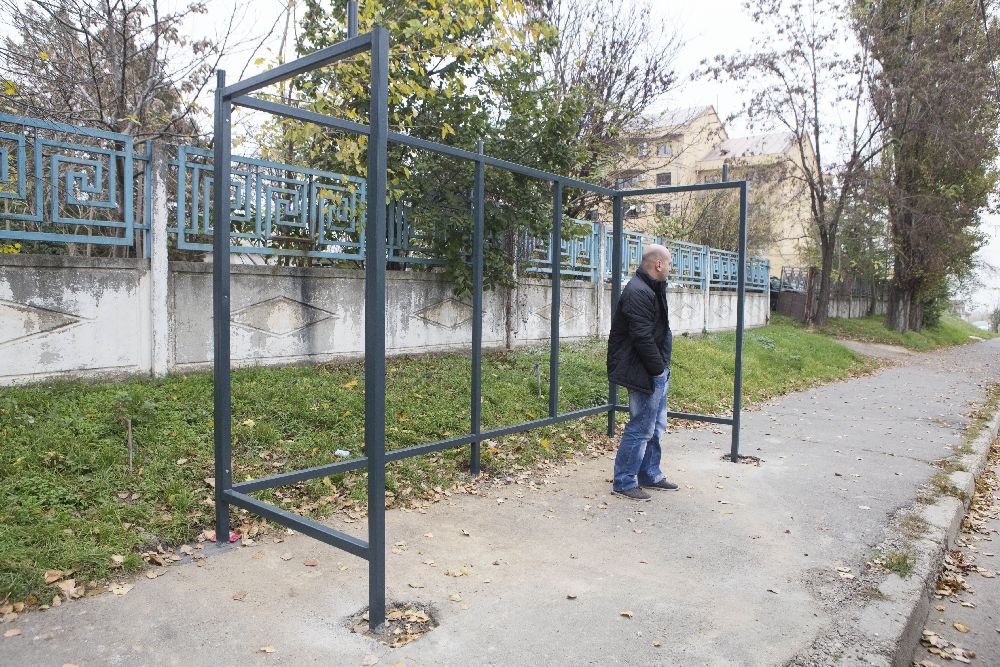 Refugiile din staţiile de pe Calea Prutului sunt demolate și înlocuite cu panouri publicitare