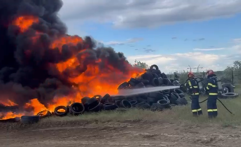 UPDATE: Incendiu cu degajări mari de fum la Şendreni. Focul, pus intenționat, a ars o mie de anvelope (video)