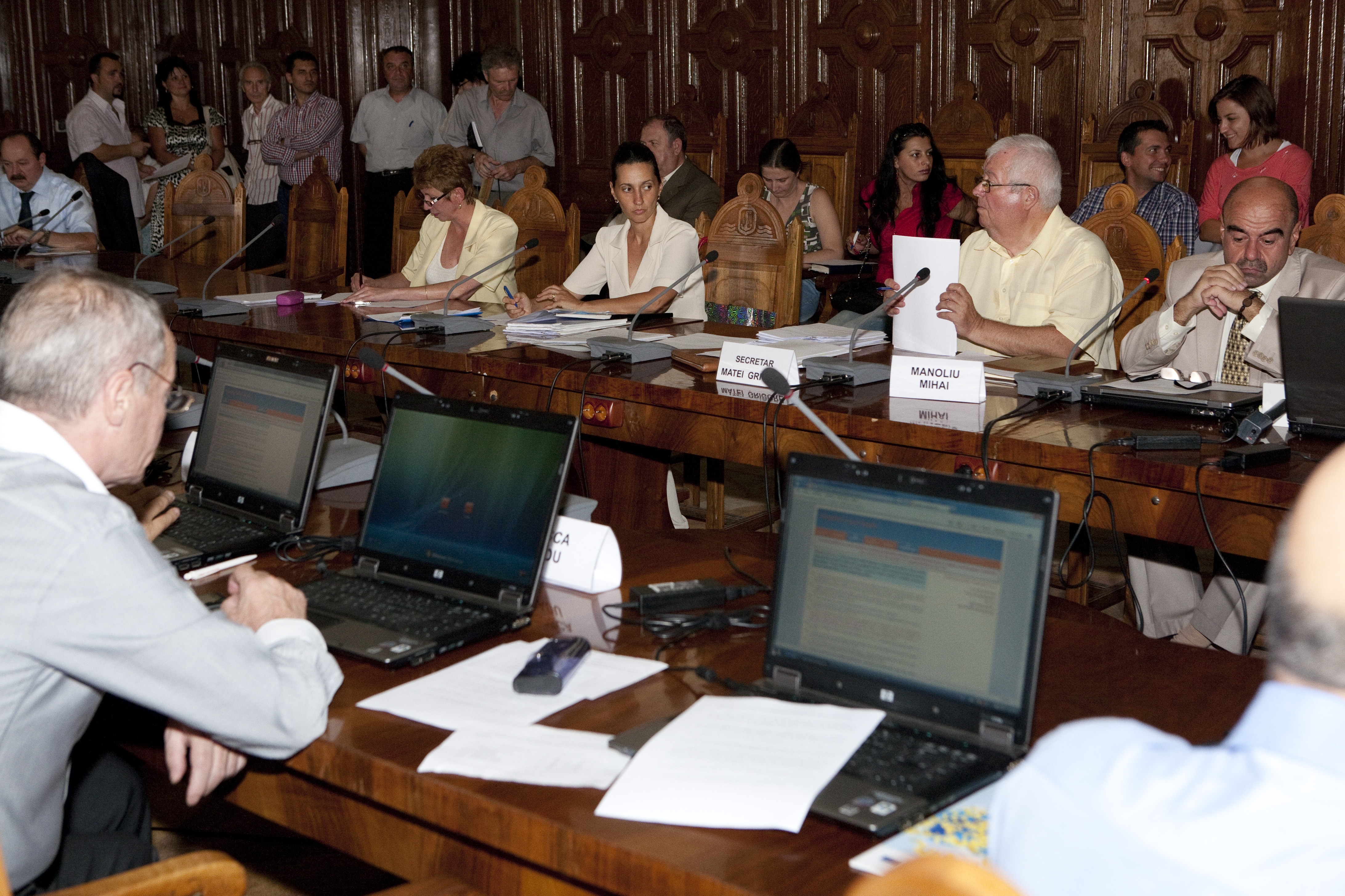 Sifonări de bani în loc de asistenţă socială