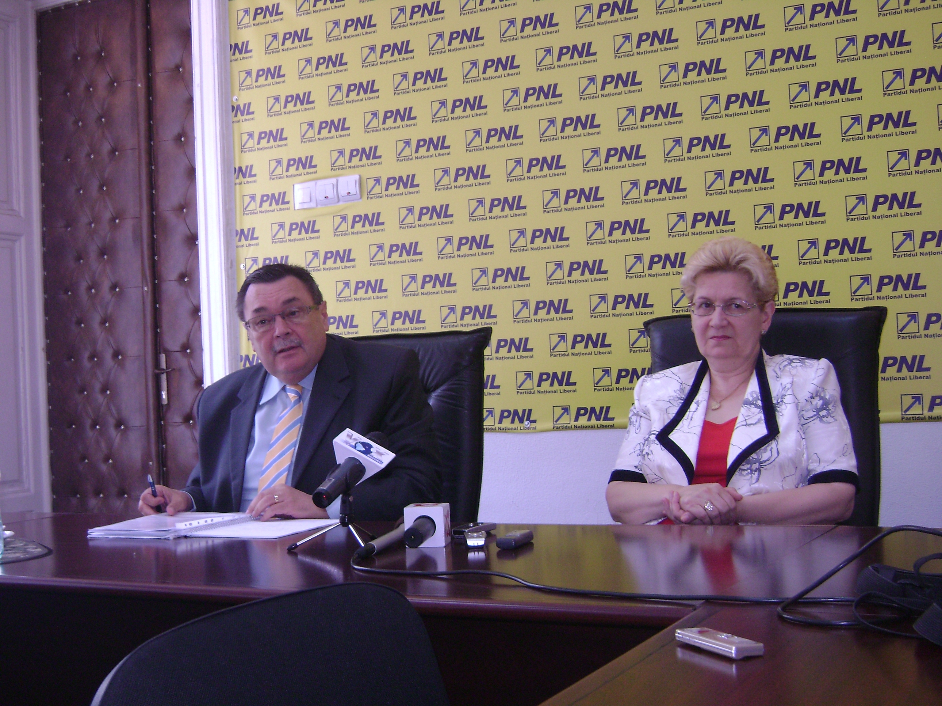 Liberalii îi cer prefectului să intervină, după şedinţa de miercuri a Consiliului Judeţului