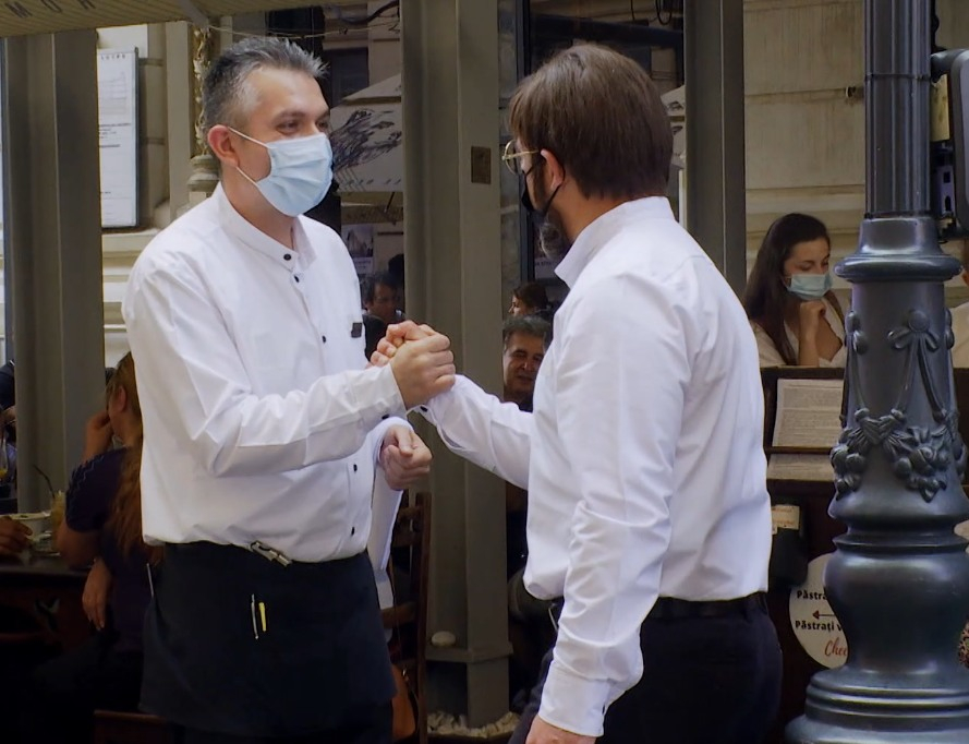 De la responsabil toalete, „Șef sub acoperire”