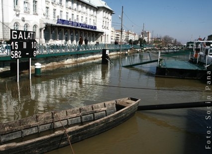 Fascinaţie acvatică şi viitura de gunoaie