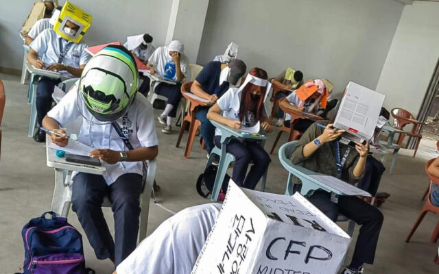 Studenții din Filipine poartă căști anti-copiat