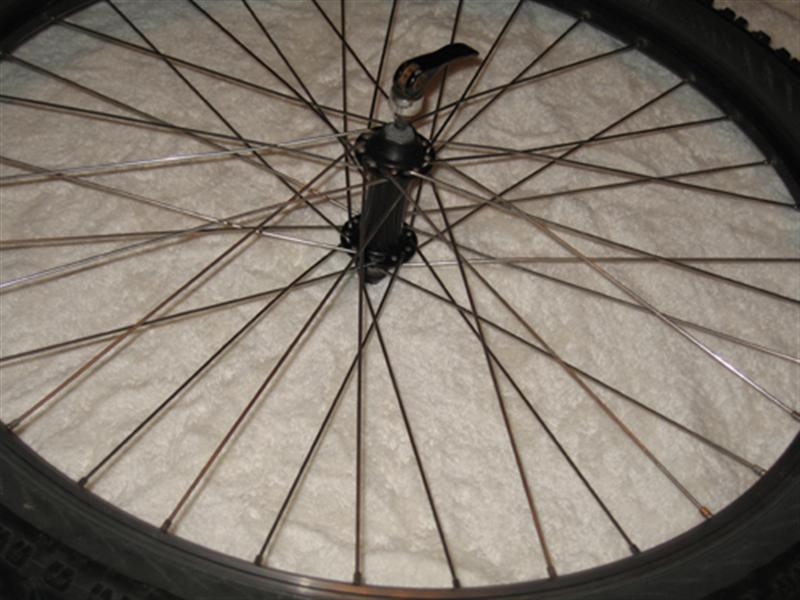 Un biciclist în stare gravă după ce a fost lovit de o maşină