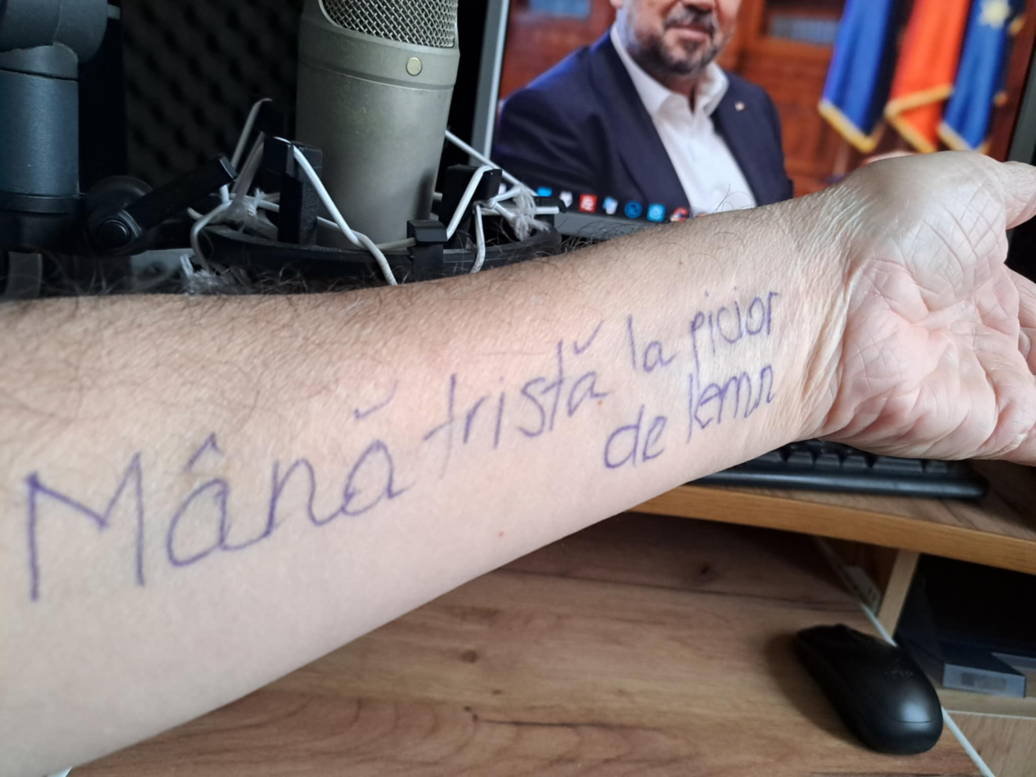 Ce-și face omul pe mâna lui tatuaj se numește