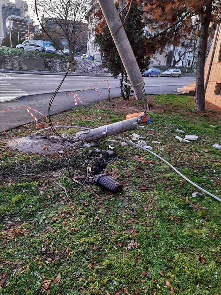 Cine înlătură un pericol public? Autorităţile pasează motanul de la una la alta