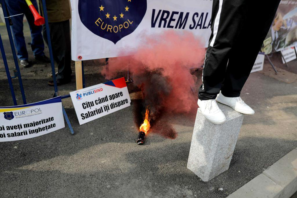 Polițiști cu fumigene, la Palatul Cotroceni