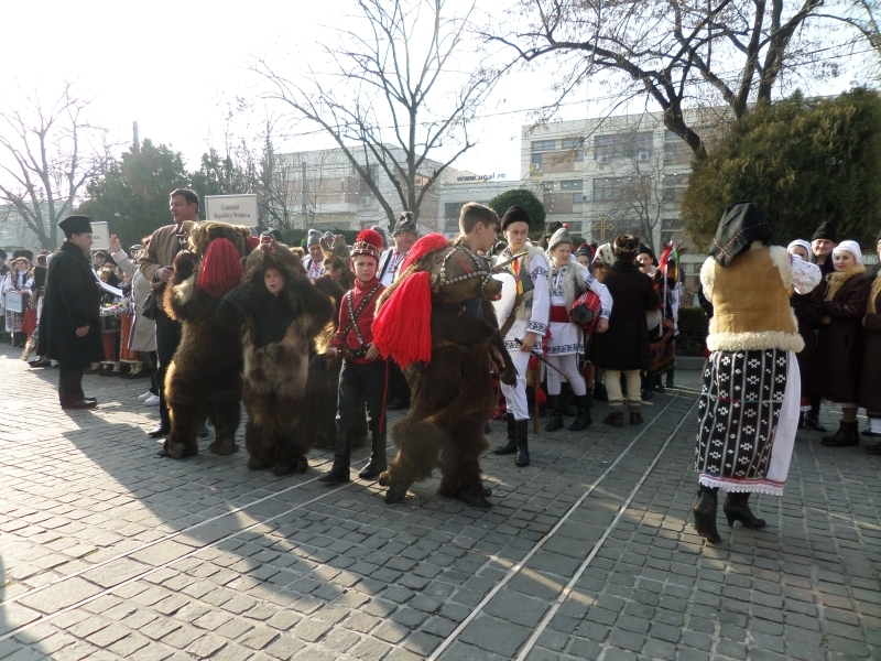 DATINI şi OBICEIURI de ANUL NOU la români şi pe la alte neamuri