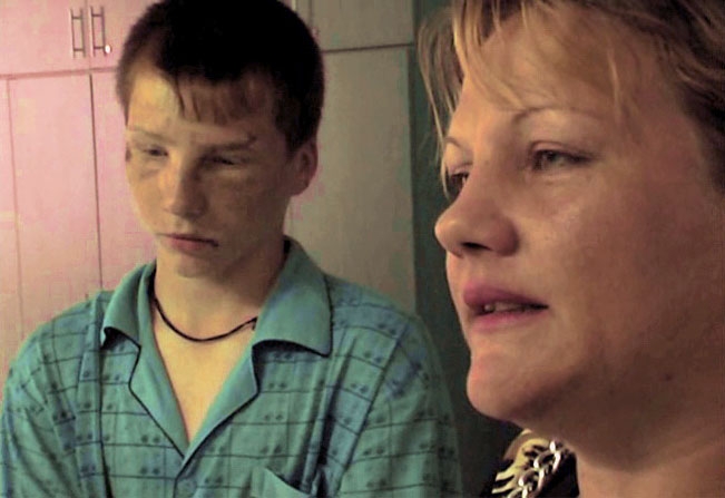 Caz şocant: Adolescent bătut cu bestialitate chiar în faţa şcolii după ce a dat examen