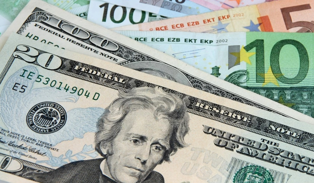 Euro va ajunge în 2025 la o medie anuală de 5,01 lei