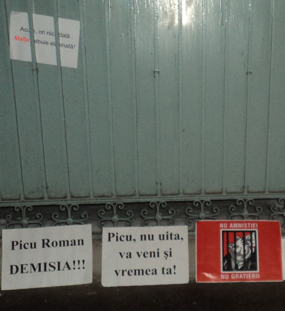 Demisia! S-a radicalizat protestul împotriva lui Picu Roman
