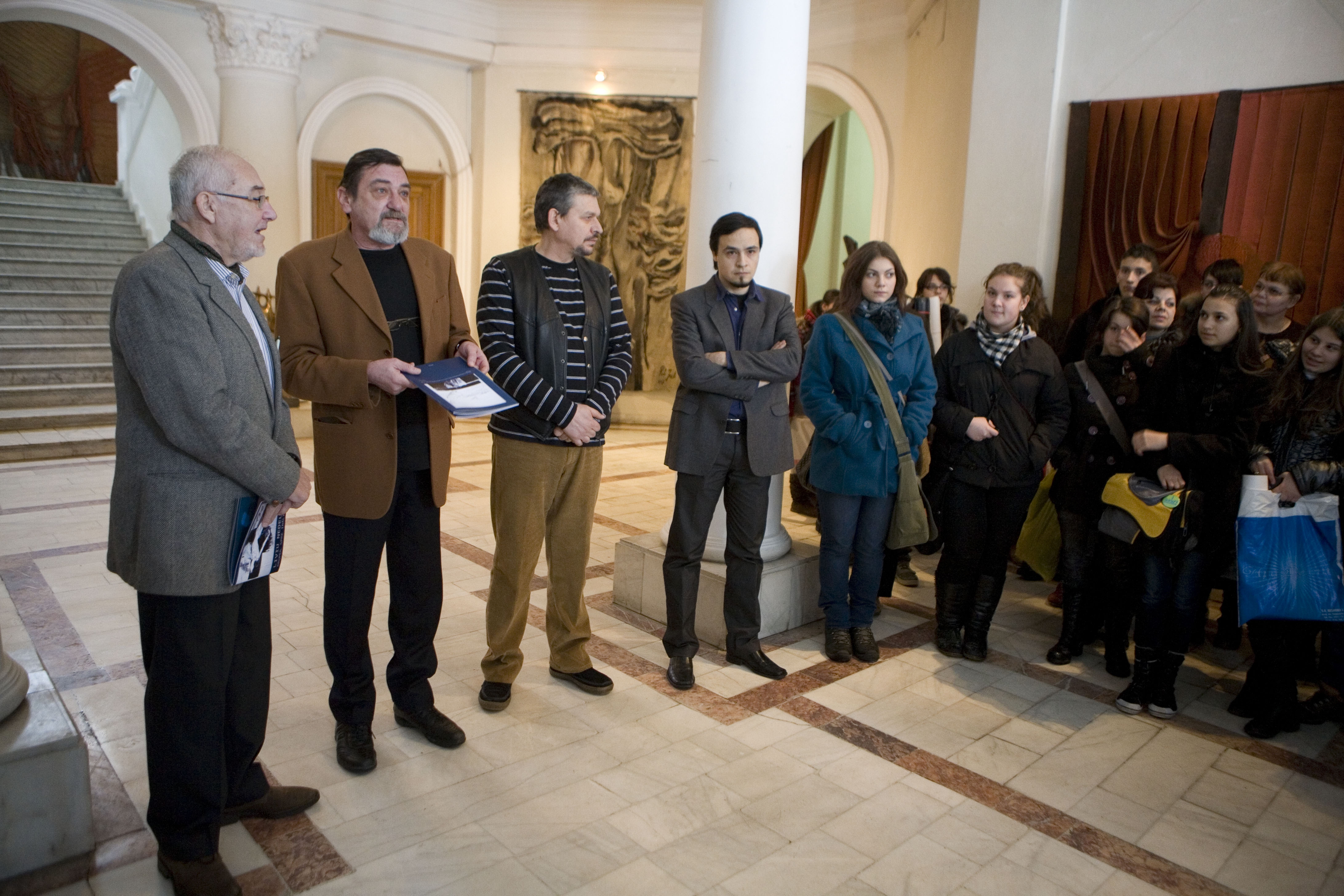 O expoziţie sub semnul sacralităţii la Muzeul de Artă Vizuală