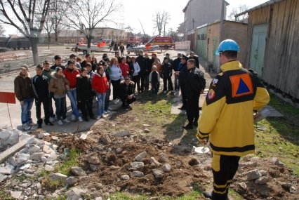 Copii şi studenţi-salvatori, la Garnizoană