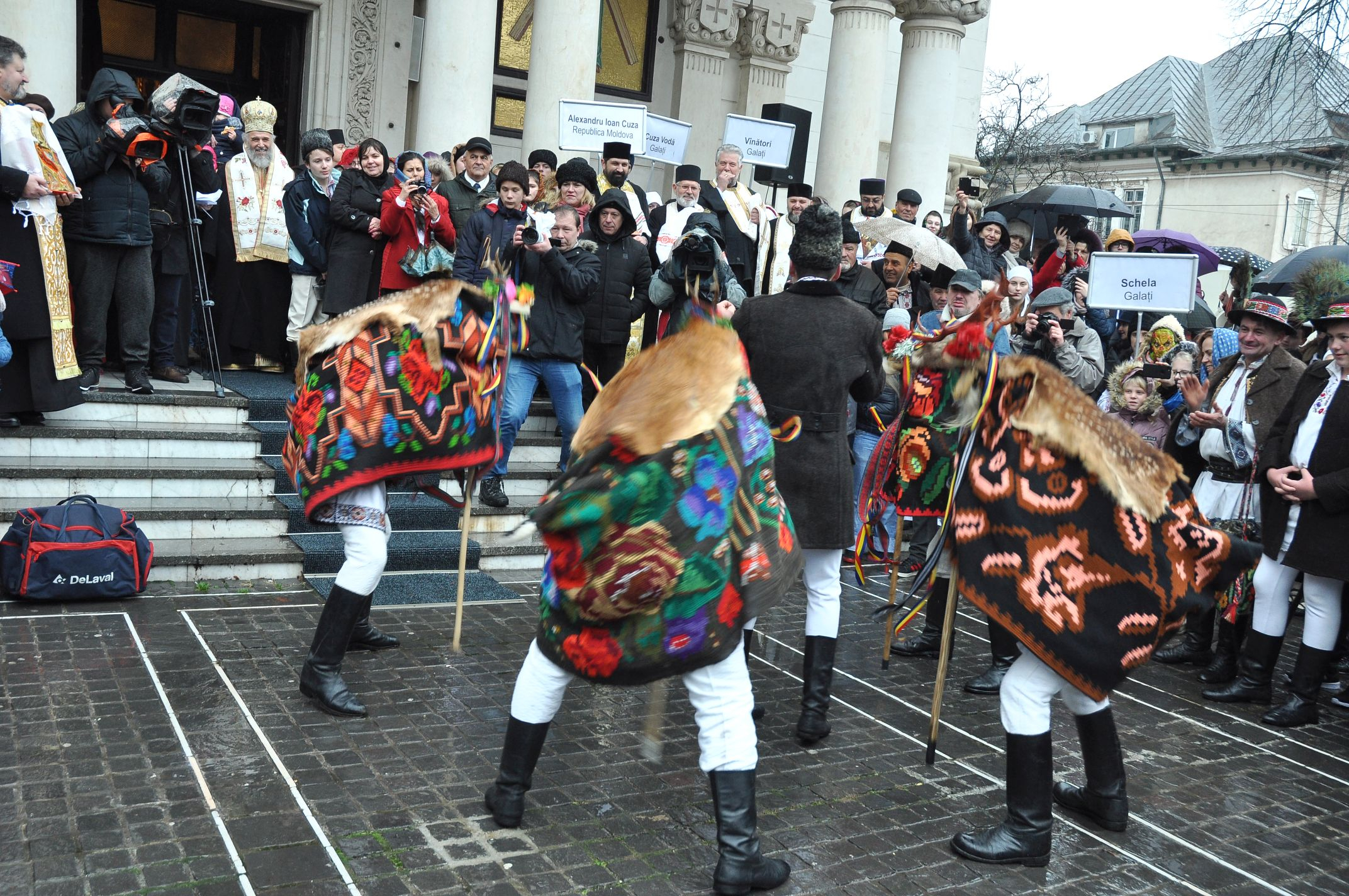Obiceiuri şi tradiţii de Anul Nou. Ce semnificaţii au Capra, Ursul, Pluguşorul şi Semănatul