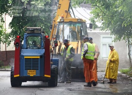 Ecosal şi Tancrad au asfaltat, ieri, pe ploaie