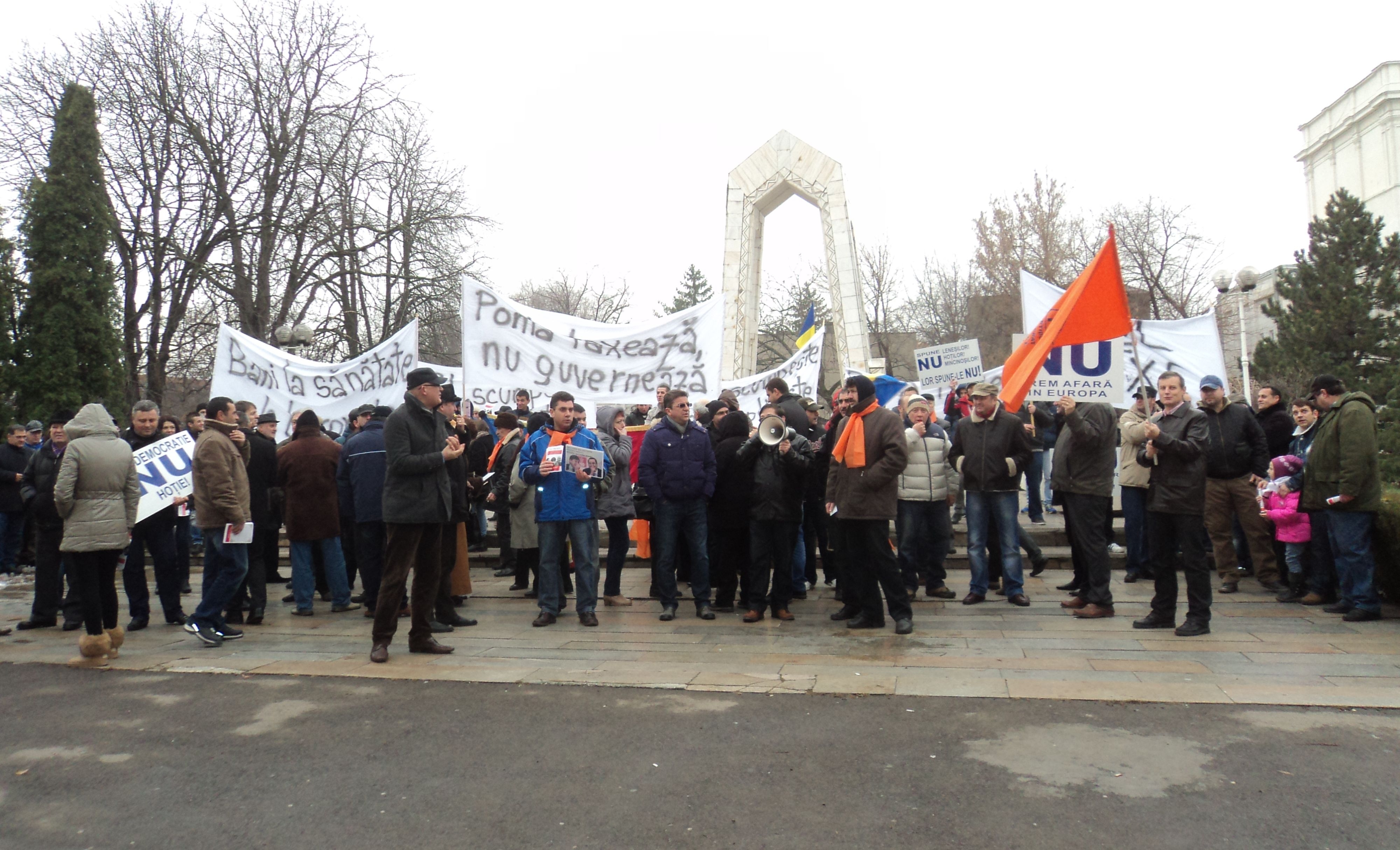 Miting în faţa Prefecturii / PDL Galaţi a protestat împotriva Guvernului 
