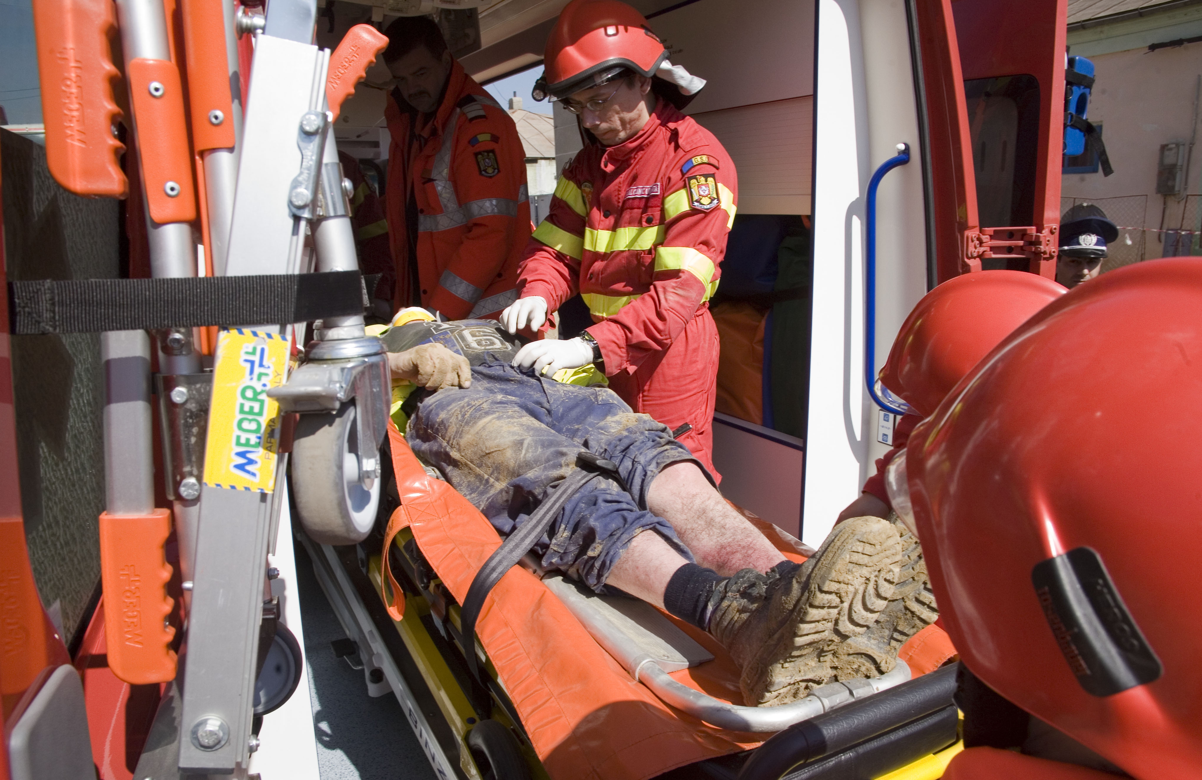 ACCIDENT DE MUNCĂ la Barcea. Un muncitor şi-a prins piciorul la EXCAVATOR