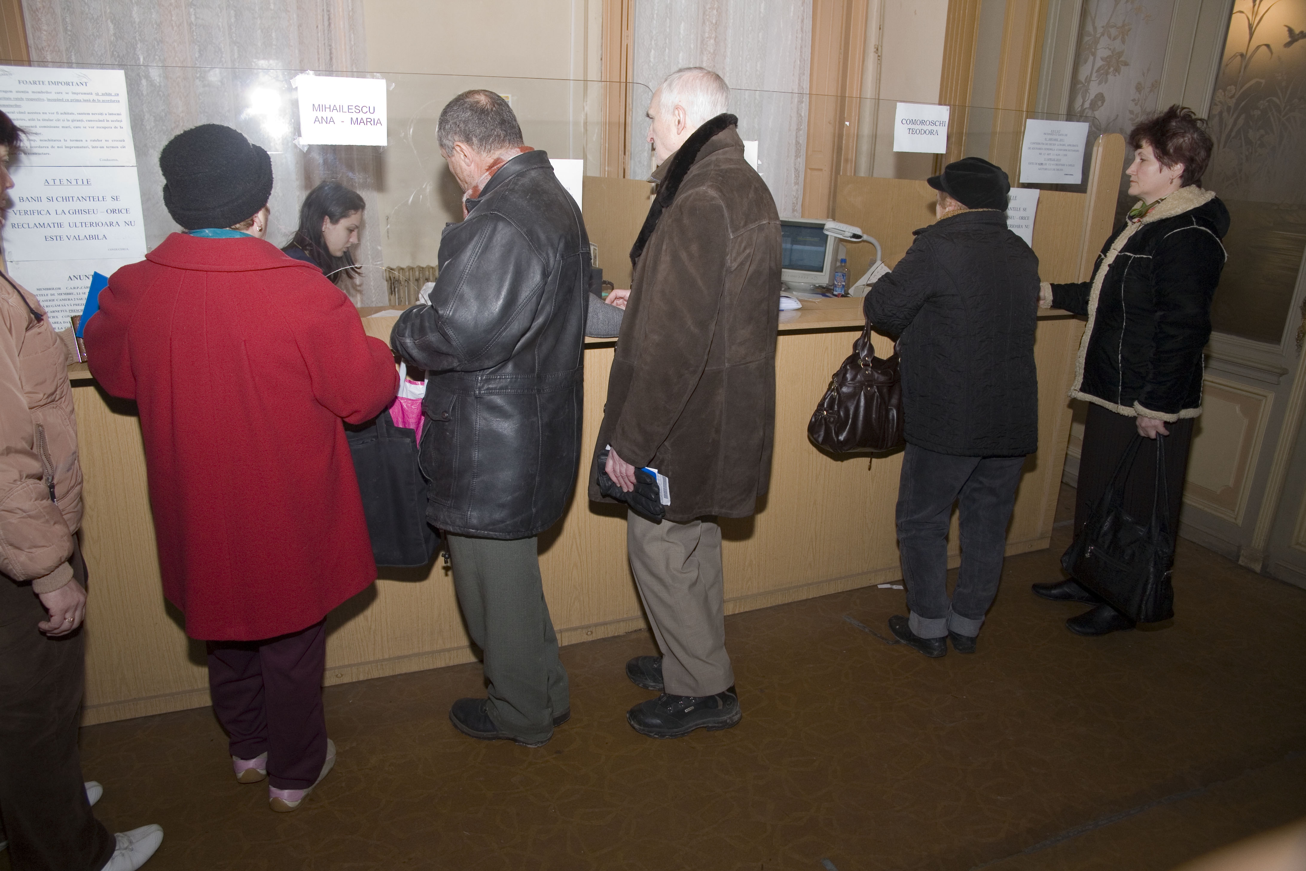 Tot mai mulţi pensionari fac împrumuturi la CAR