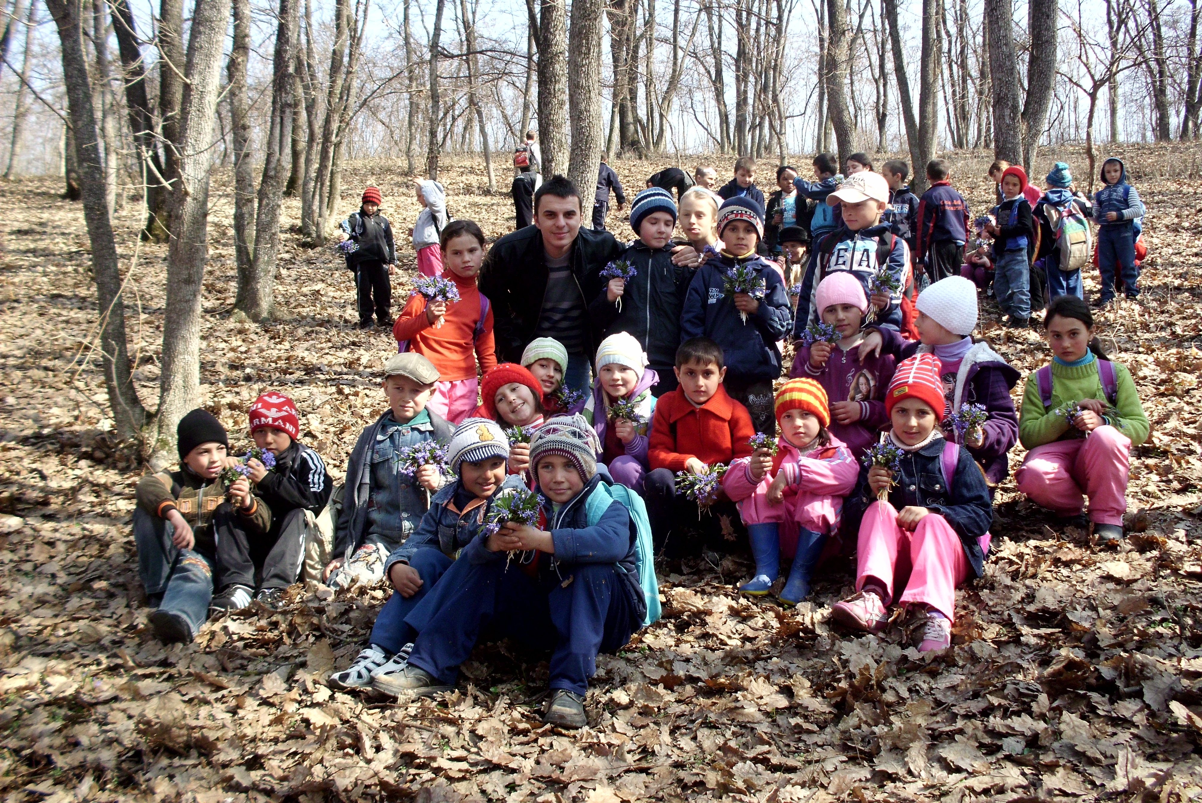 FOTO / Povestea învăţătorului din Rădeşti care este şi "profesor" de distracţie într-un club din Galaţi