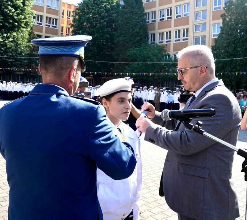 Ministrul Apărării cere feedback de la tinerii ofițeri