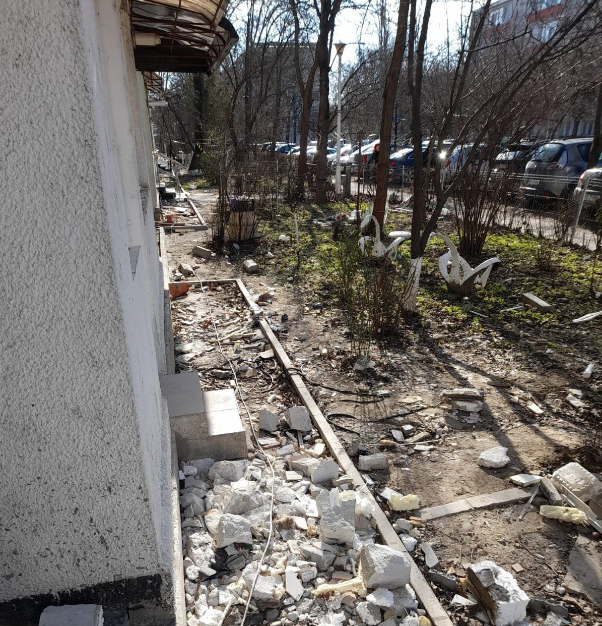 Bloc eficientizat energetic, dar înconjurat de gunoaie