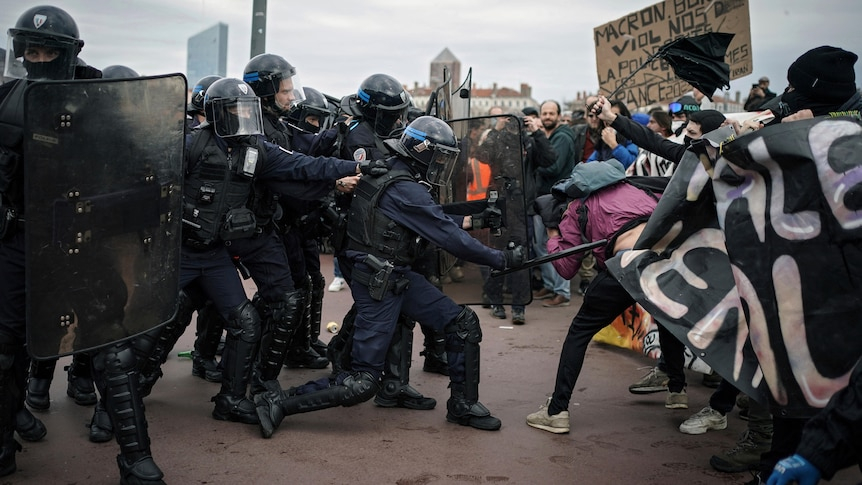 Protestele din Franța devin tot mai violente
