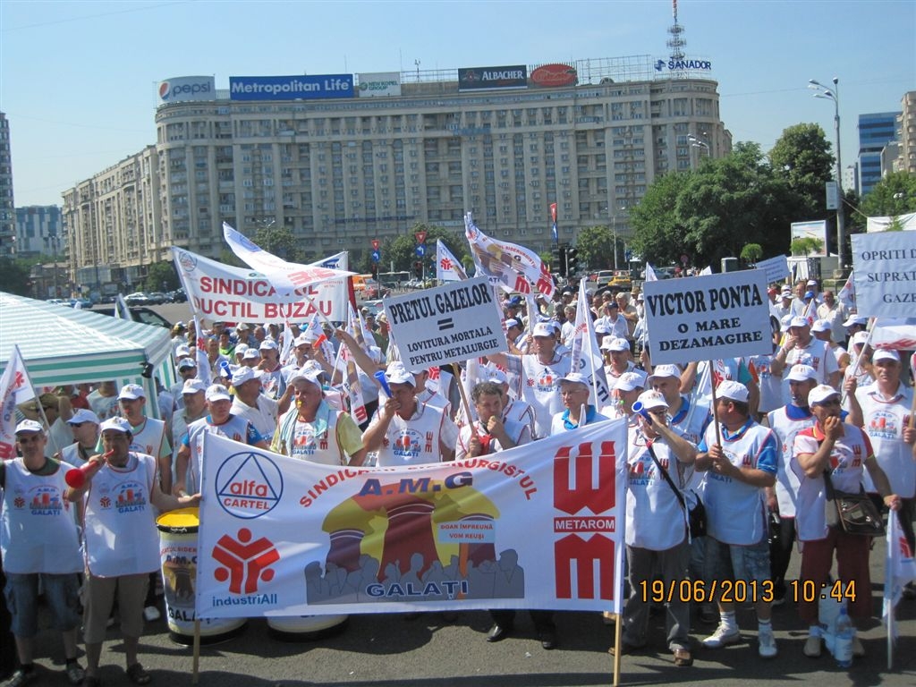 Miting la Palatul Victoria/ 150 de sindicalişti gălăţeni au cerut reducerea taxelor din energie