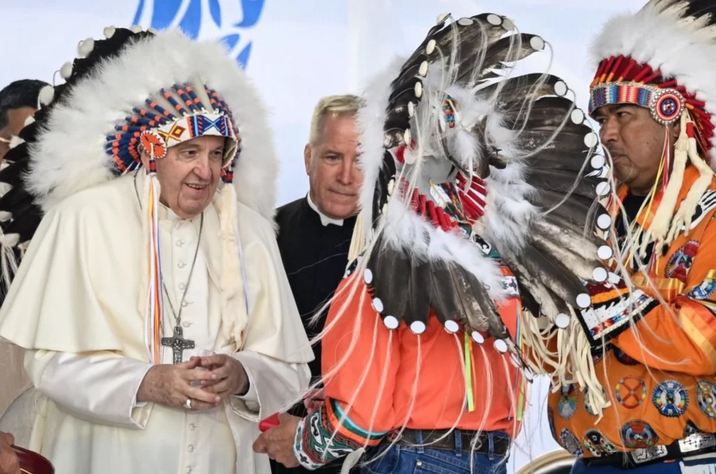 Vaticanul returnează zeci de artefacte Canadei