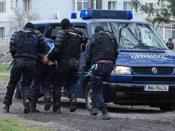 INTERVENŢIE ÎN FORŢĂ a jandarmilor pentru imobilizarea unui gălăţean care a vrut să îşi UCIDĂ fosta nevastă