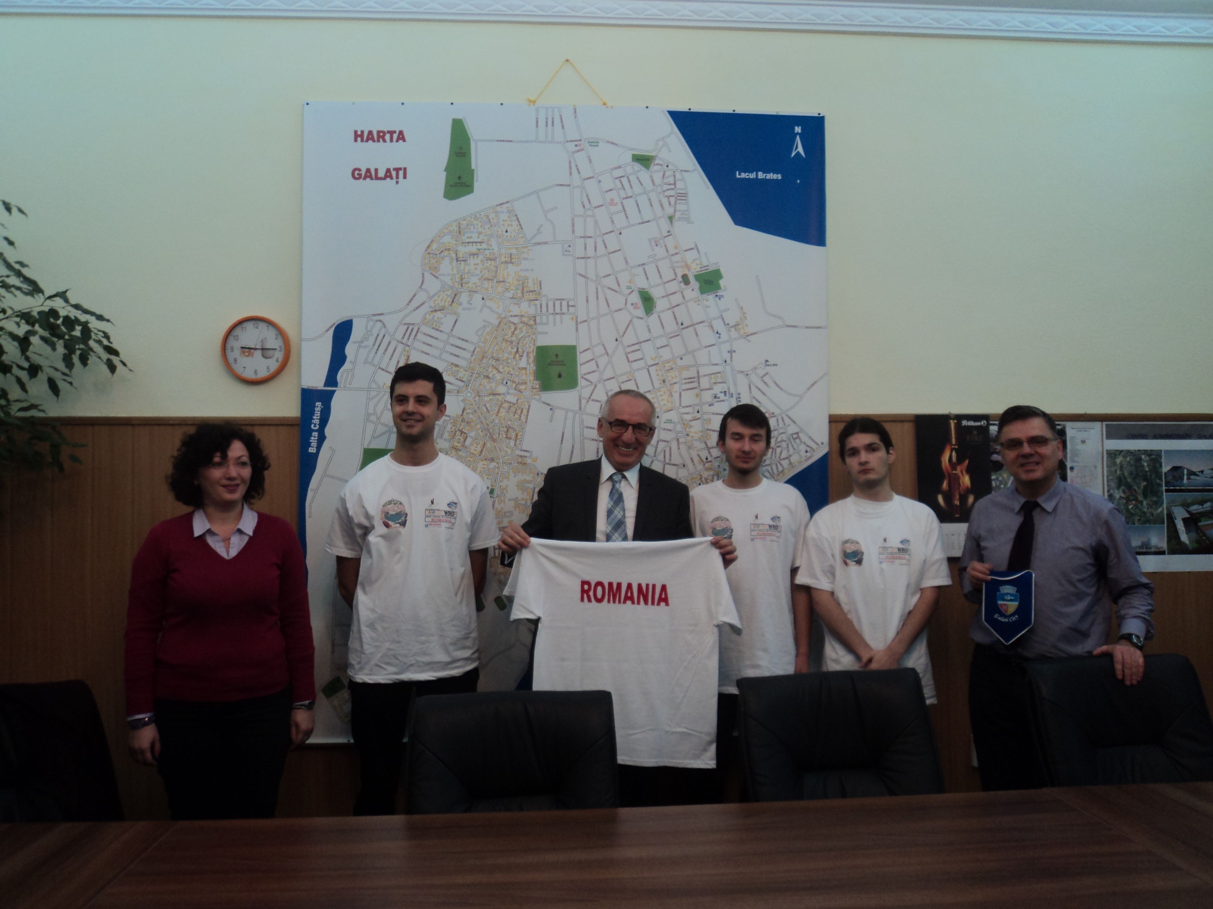 În drum spre Jakarta, popas la Primărie/ Olimpicii în robotică au plecat spre Indonezia