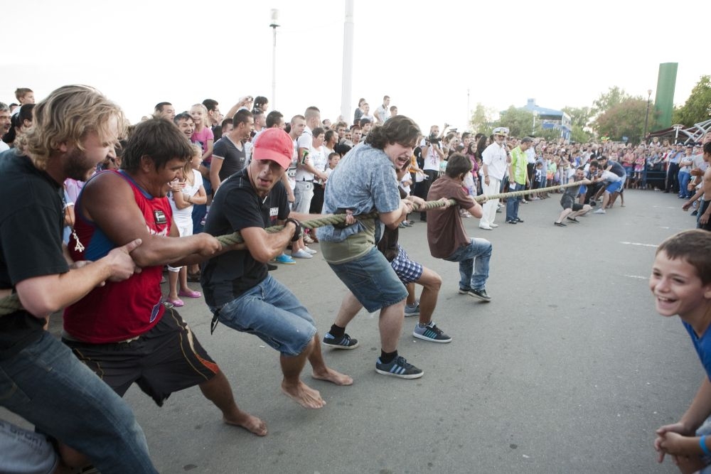 Ziua Marinei: La Brăila cântă 1000 de artişti, la Galaţi abia se face licitaţia