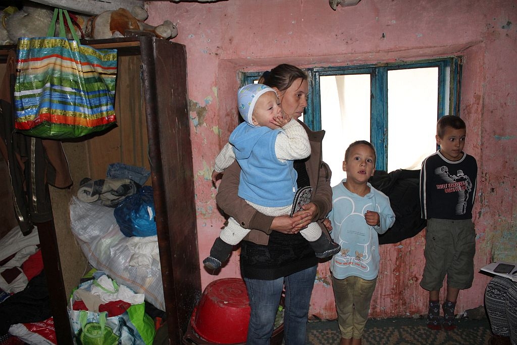 ȘAPTE COPII trăiesc într-o casă dărăpănată doar cu mama!