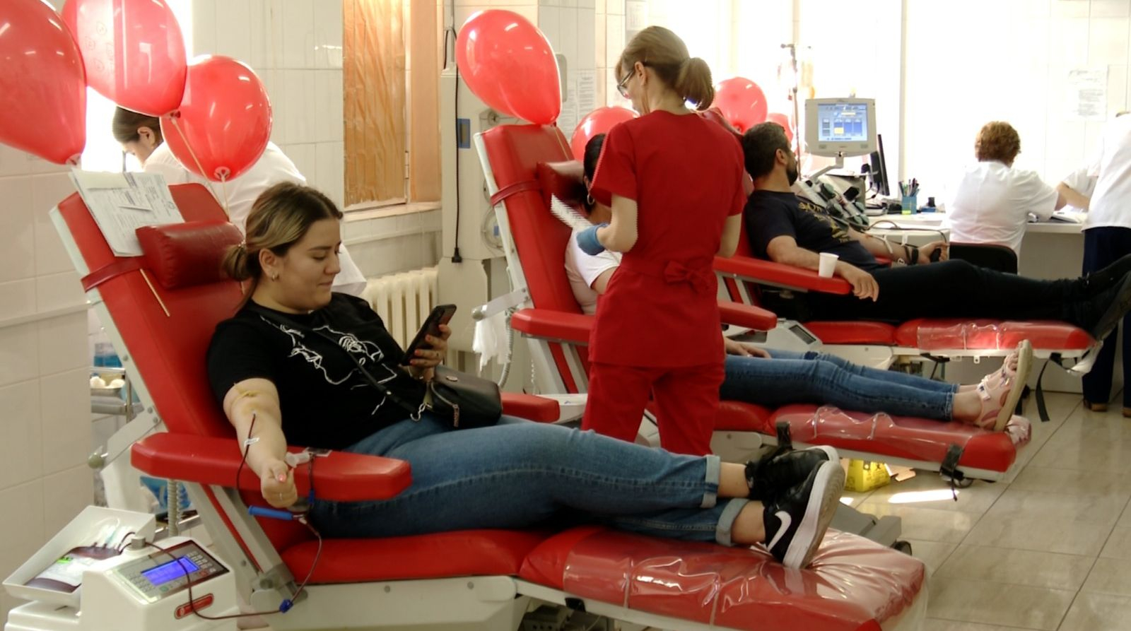 Mulţi tineri gălățeni au donat sânge pentru a primi abonamente la „Neversea”