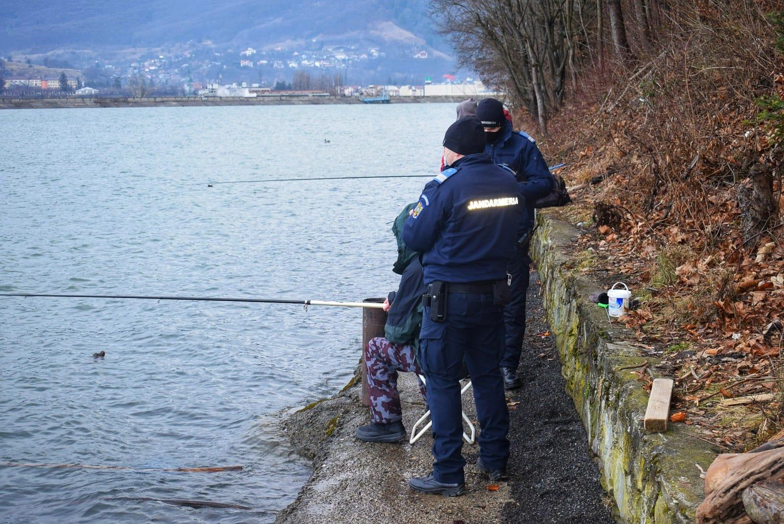 Zeci de gălățeni, la pescuit în prohibiție