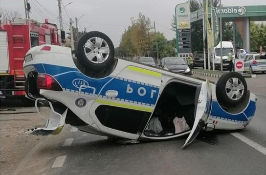 O șoferiță din Galați a dat peste cap o mașină de poliție din Brăila