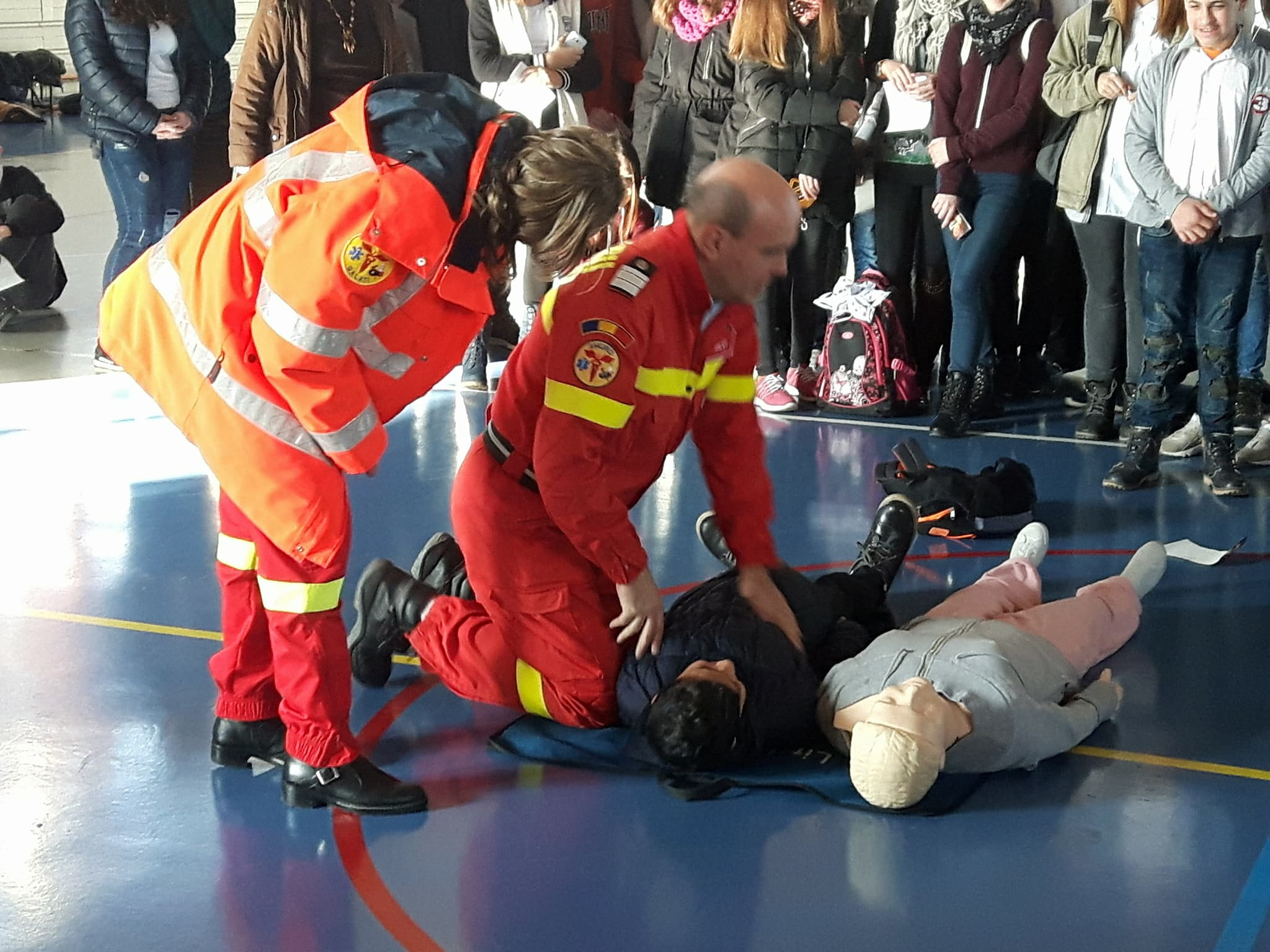 Acţiune ISU Galaţi - Elevii, faţă în faţă cu „supereroii” situaţiilor de urgenţă