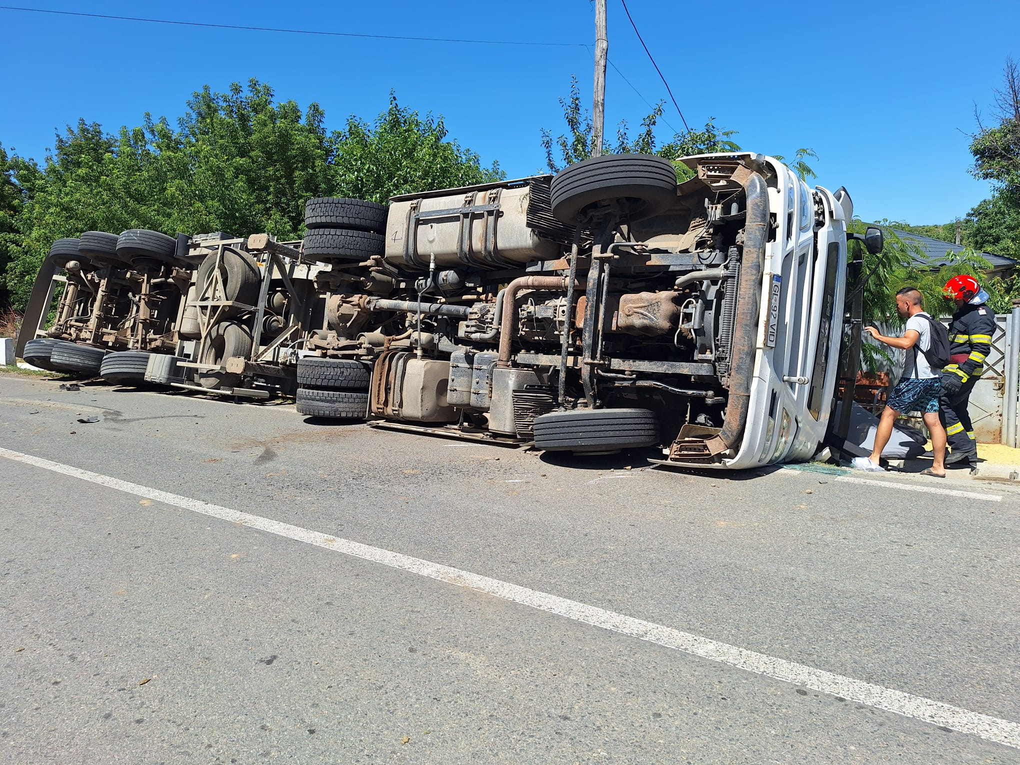 Șofer accidentat după ce s-a răsturnat cu tirul
