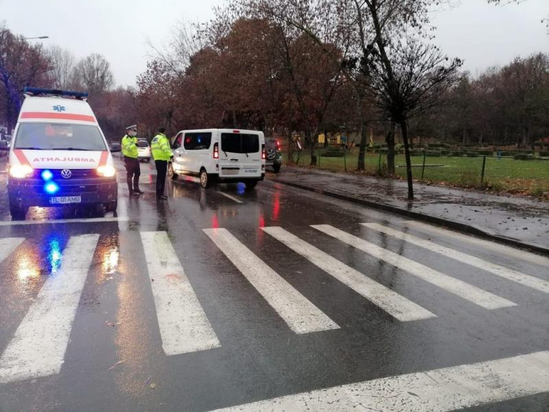 Femeie acroșată pe trecerea de pietoni