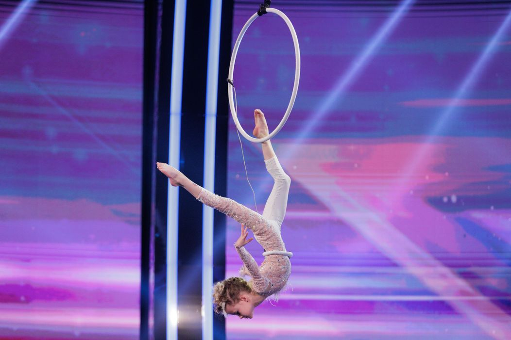 Acrobaţie, război şi pace