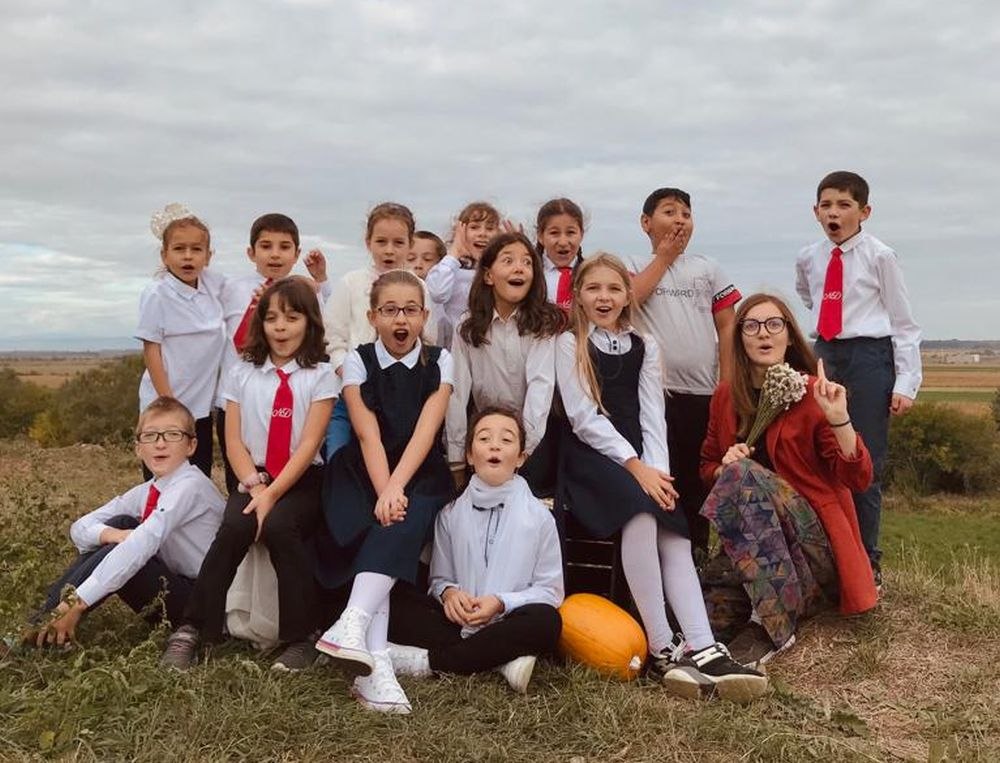 O învăţătoare din judeţul Galaţi face tabere de teatru în curtea şcolii