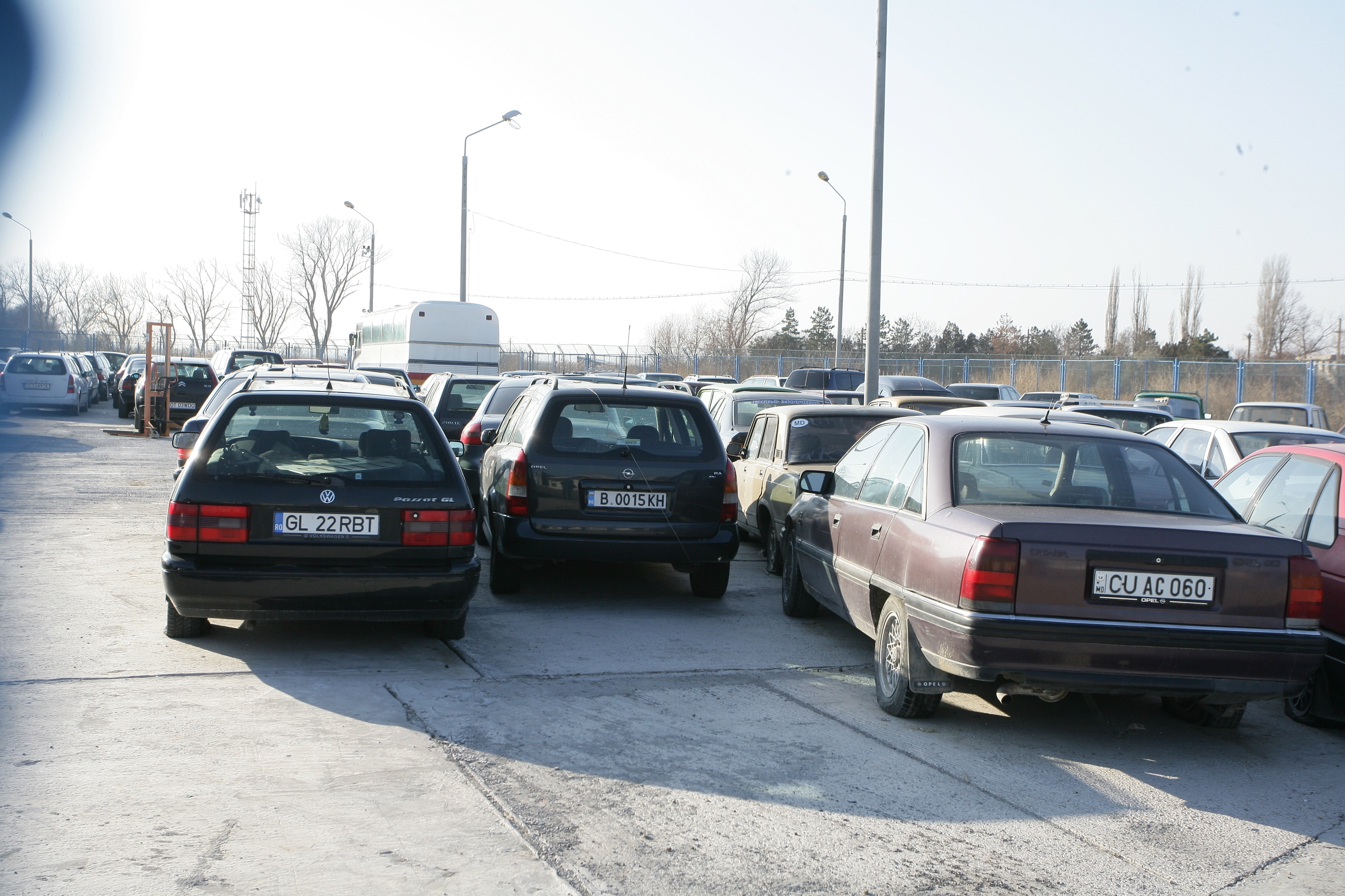 Pentru amatorii de chilipiruri: Maşinile contrabandiştilor, scoase la vânzare de Fisc