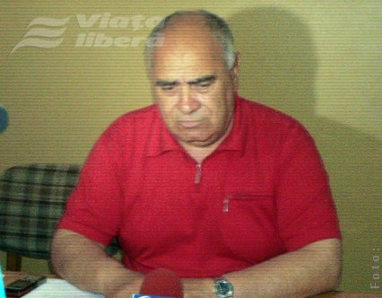 Cu lanţul de gât, în faţa Guvernului  