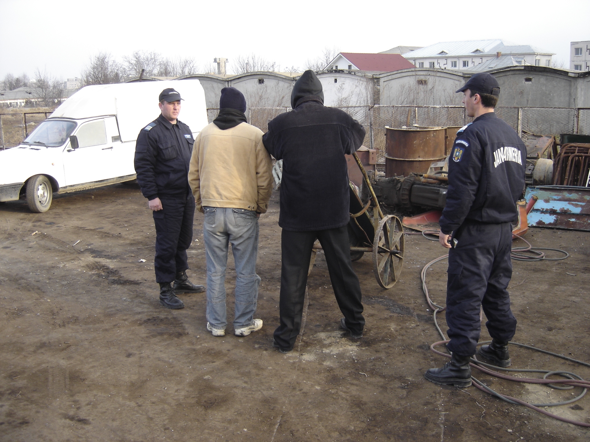 HOȚI de fier vechi, deghizaţi în negustori