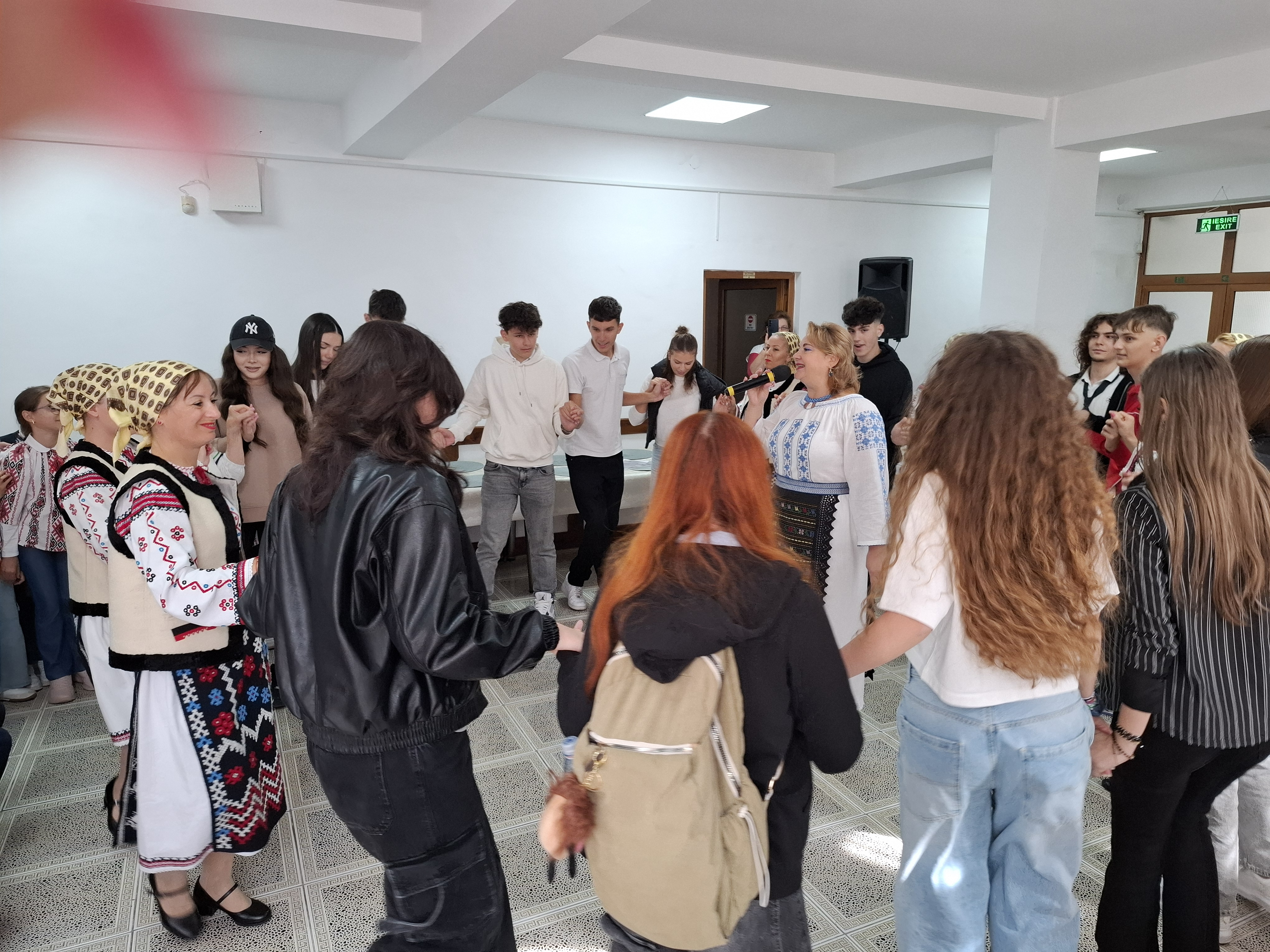 Liceul „Emil Racoviță” și Colegiul „A.I. Cuza” își pleacă frunțile către „bunici”