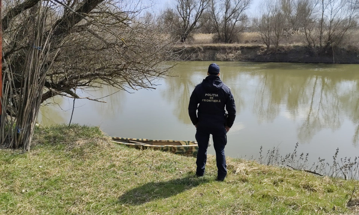 Bărbat fără brevet, la cârma unei bărci cu motor pe Prut