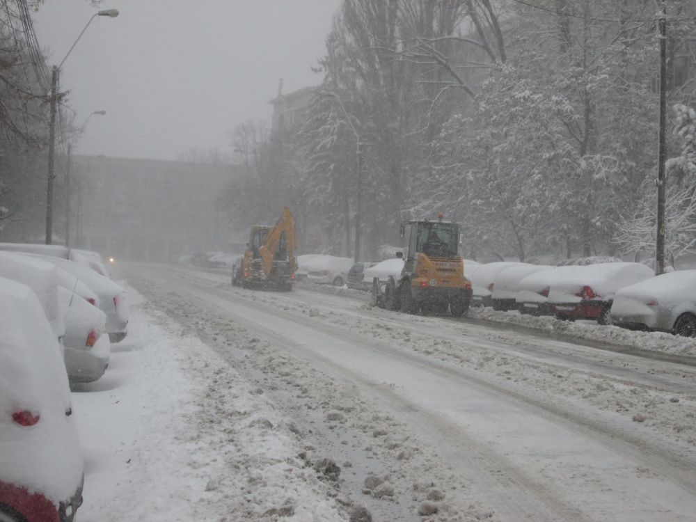 Primele estimări, deşi nu s-a terminat iarna: DESZĂPEZIREA ne-a COSTAT aproape cât tot anul trecut