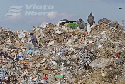 Primării cu gunoiul în curte 