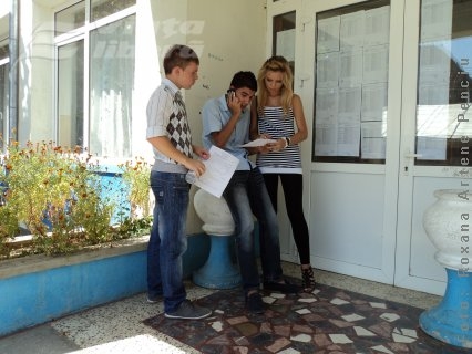 Unii elevi şi-au „împrumutat” ciornele 