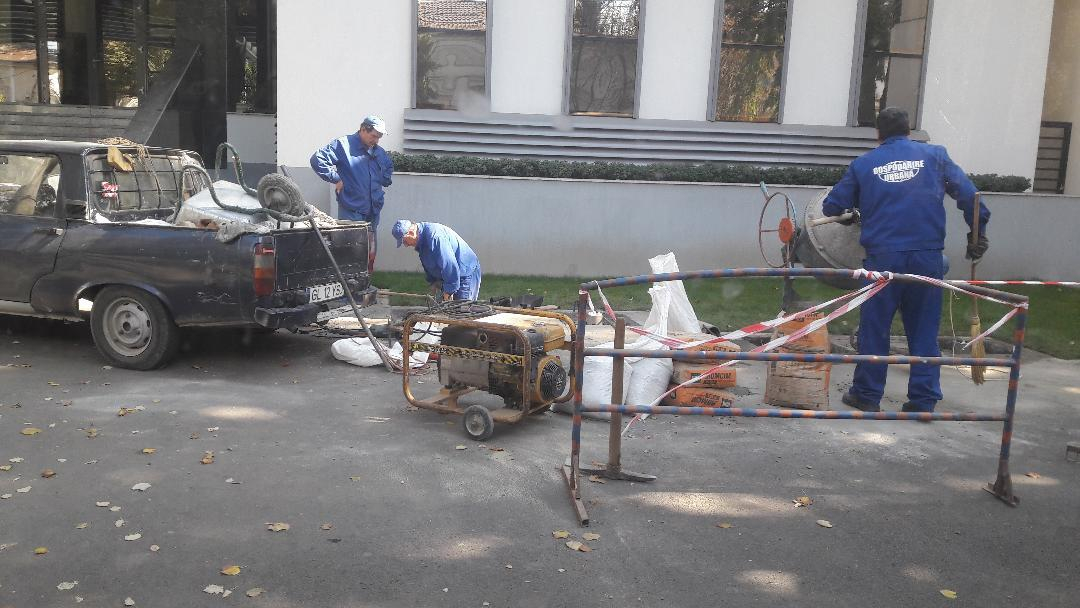 De ce s-a spart asfaltul în faţa NOII PRIMĂRII a Galațiului